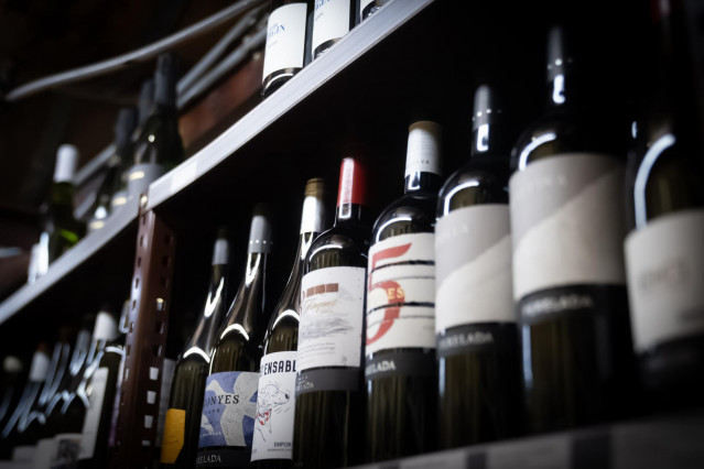Archivo - Varias botellas de vino
