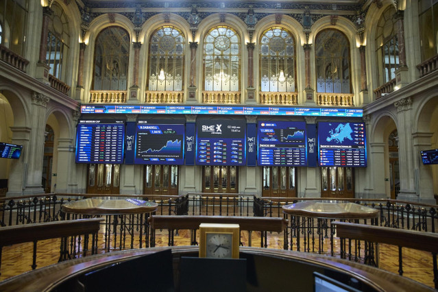 Paneles del IBEX 35 en el Palacio de la Bolsa de Madrid, a 2 de septiembre de 2024, en Madrid (España).