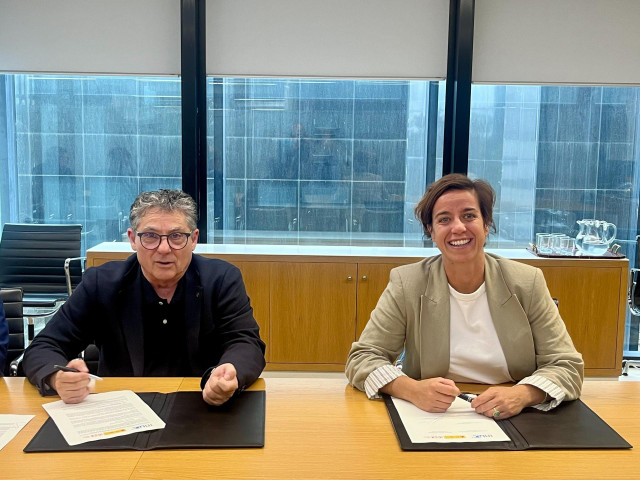 La consejera delegada de ICEX, Elisa Carbonell, y el presidente de InLac, Daniel Ferreiro, firman el convenio.