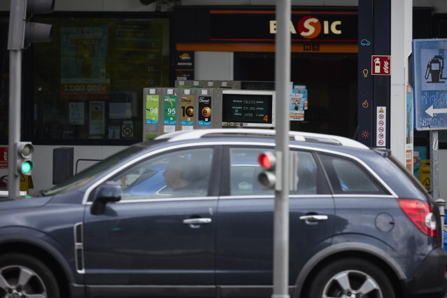 Una gasolinera, a 31 de agosto de 2024, en Madrid (España). El precio de los carburantes en España ha encadenado esta semana una nueva bajada de cara a la operación retorno de las vacaciones de verano y ha marcado un nuevo mínimo anual en el caso del diés