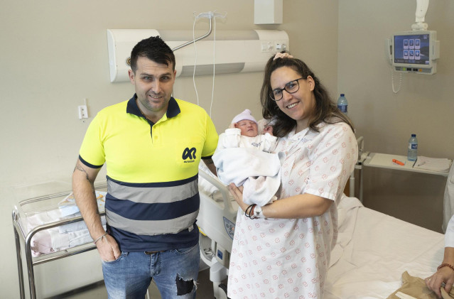 Archivo - Fran Barreiro y Jenny Gallego, padres primerizos del ayuntamiento pontevedrés de Gondomar, posan con su hijo Kylian, que ha sido el primer bebé nacido en 2024 en España, en el Hospital Álvaro Cunqueiro, a 1 de enero de 2024, en Vigo, Pontevedra,