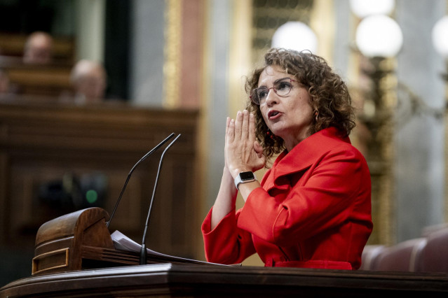 La vicepresidenta primera y ministra de Hacienda, María Jesús Montero, interviene durante una sesión plenaria en el Congreso de los Diputados, a 26 de septiembre de 2024, en Madrid (España).