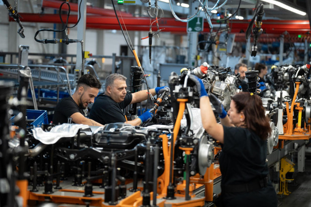 Archivo - Empleados trabajan en la cadena producción de la fábrica de Seat en Martorell.