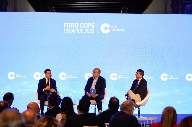 El presidente de la Junta de Andalucía, Juanma Moreno (i) , y el presidente de la Generalitat Valenciana, Carlos Mazón (d) durante el Foro Cope Desafíos 2025, en Granada, Andalucía (España). El presidente de la Junta de Andalucía, Juanma Moreno, y el pres