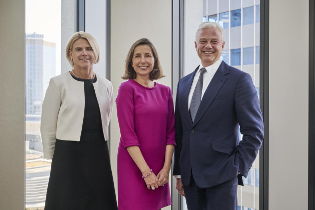 Economía/Finanzas.- La gestora Schroders reorganiza la dirección financiera y el consejo con dos incorporaciones. En la fotogradía figuran Meagen Burnett, Johanna Kyrklund, Richard Oldfield.