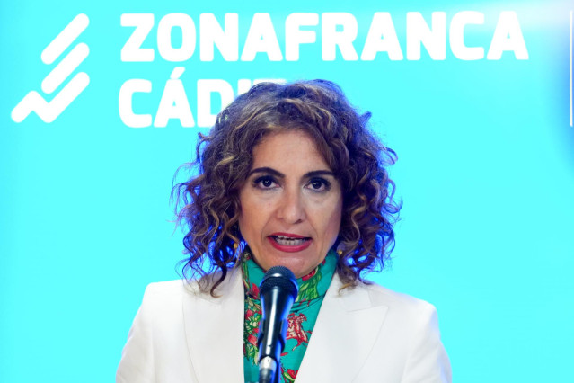 La vicepresidenta primera y ministra de Hacienda, María Jesús Montero, este viernes atendiendo a los medios antes de participar en un acto sobre la Zona Franca de Cádiz.
