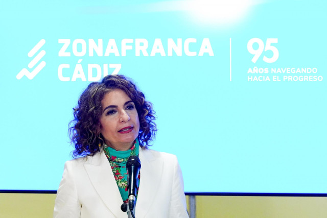La vicepresidenta primera del Gobierno y ministra de Hacienda, María Jesús Montero, atiende a los medios de comunicación momentos antes del acto. A 27 de septiembre de 2024, en Cádiz (Andalucía, España).  La vicepresidenta primera del Gobierno y ministra