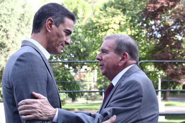 El presidente del Gobierno, Pedro Sánchez, recibe al candidato opositor venezolano Edmundo González, en el Palacio de la Moncloa