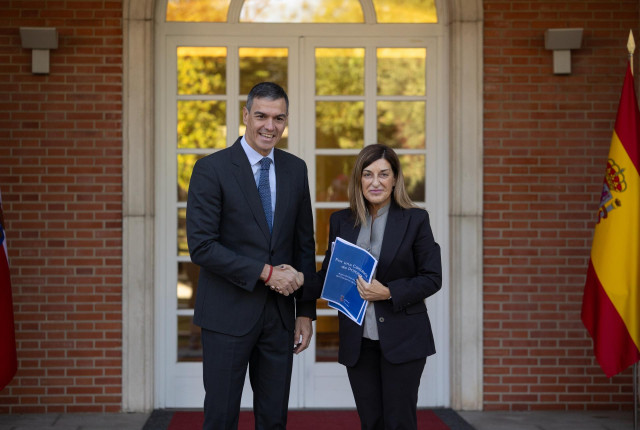 El presidente del Gobierno, Pedro Sánchez, recibe a la presidenta de Cantabria, María José Sáenz de Buruaga, en el Complejo de La Moncloa, a 27 de septiembre de 2024, en Madrid (España). Estas reuniones se enmarcan en la ronda que suele hacer el jefe del