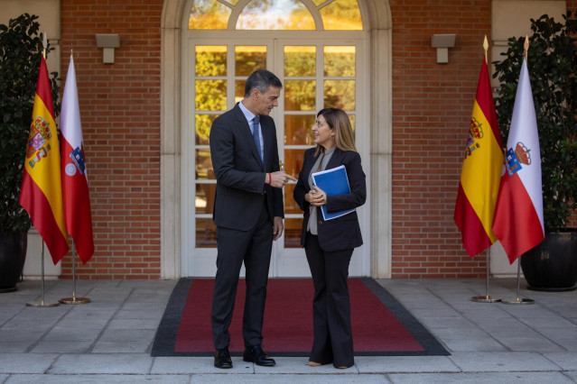 El presidente del Gobierno, Pedro Sánchez, recibe a la presidenta de Cantabria, María José Sáenz de Buruaga, en el Complejo de La Moncloa, a 27 de septiembre de 2024, en Madrid (España). Estas reuniones se enmarcan en la ronda que suele hacer el jefe del
