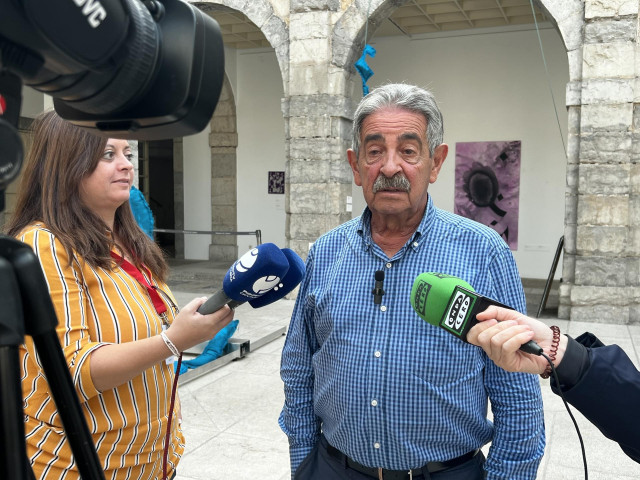 El secretario general del PRC y expresidente de Cantabria, Miguel Ángel Revilla, hace declaraciones a los medios sobre la reunión de Buruaga con Sánchez