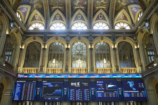 Paneles del IBEX 35 en el Palacio de la Bolsa de Madrid, a 2 de septiembre de 2024, en Madrid (España).