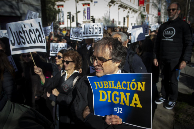 Archivo - Varias personas protestan durante una manifestación de abogados y procuradores.