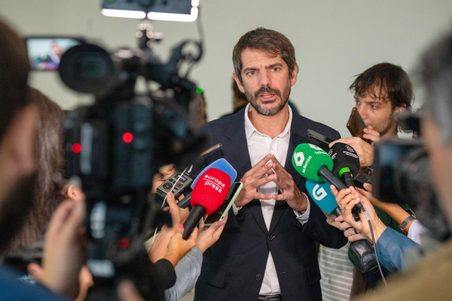 El ministro de Cultura, Ernest Urtasun, atiende a los medios de comunicación durante la presentación institucional del X Encuentro Cultura y Ciudadanía, en el Auditorio del Centro Galego de Arte, a 25 de septiembre de 2024, en Santiago de Compostela, A Co