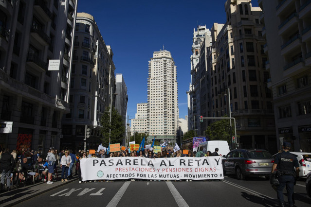 Varias personas durante una manifestación de abogados afectados por la mutualidad, a 28 de septiembre de 2024, en Madrid (España).