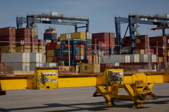 Archivo - Contenedores de mercancías en el muelle de descarga del Puerto de Barcelona