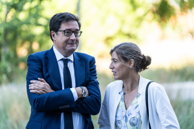 El ministro para la Transformación Digital y de la Función Pública, Óscar López, y la nueva Directora del Gabinete del Ministro de Inclusión, Seguridad Social y Migraciones, María Teresa Ledo Turiel durante el acto de toma de posesión de los altos cargos