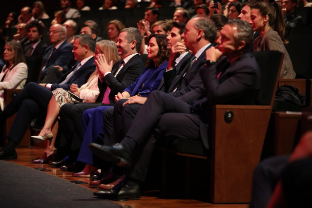 La presidenta de la Comunidad de Madrid, Isabel Díaz Ayuso, junto a consejeros del Gobierno de la Comunidad, durante los XXII Premios de Cultura y presentación del Ballet Español de la Comunidad de Madrid, en el Teatro Auditorio de San Lorenzo de El Escor