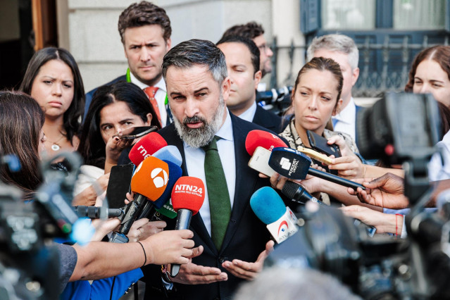 El líder de VOX, Santiago Abascal, ofrece declaraciones a los medios tras mantener una reunión con el líder opositor venezolano, en el Congreso de los Diputados, a 30 de septiembre de 2024, en Madrid (España).