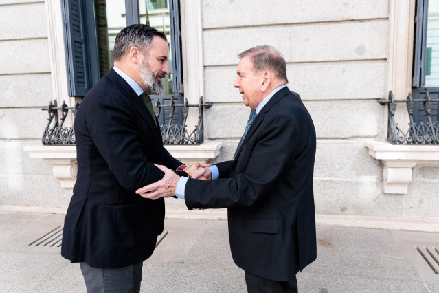El líder de VOX, Santiago Abascal (i) y el líder opositor de Venezuela Edmundo González (d), se saludan a su llegada a una reunión en el Congreso de los Diputados, a 30 de septiembre de 2024, en Madrid (España).