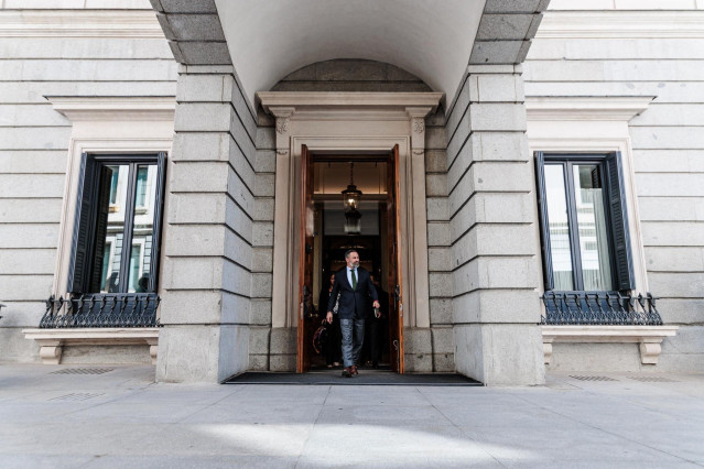 El líder de VOX, Santiago Abascal, a su salida tras mantener una reunión con el líder opositor venezolano, en el Congreso de los Diputados, a 30 de septiembre de 2024, en Madrid (España).