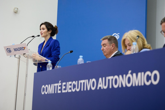 La presidenta de la Comunidad de Madrid y del PP de Madrid, Isabel Díaz Ayuso, interviene durante el Comité Ejecutivo Autonómico del PP de Madrid, en el Centro de Empresas de Boadilla del Monte, a 30 de septiembre de 2024, en Boadilla del Monte, Madrid (E