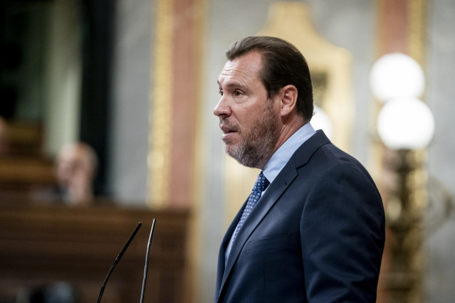 El ministro de Transportes y Movilidad Sostenible, Óscar Puente, interviene durante una sesión plenaria en el Congreso de los Diputados, a 26 de septiembre de 2024, en Madrid (España).