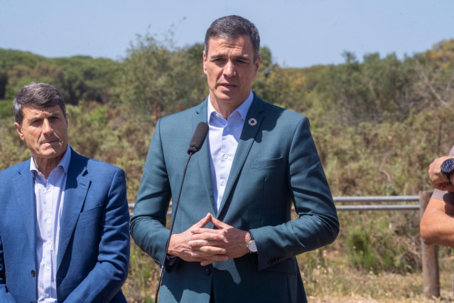 Archivo - El presidente del Gobierno de España, Pedro Sánchez hace declaraciones ante los medios de comunicación, a 20 de abril de 2023, en Huelva, (Andalucía, España). El jefe del Ejecutivo, acompañado por el delegado del Gobierno en Andalucía, Pedro Fer