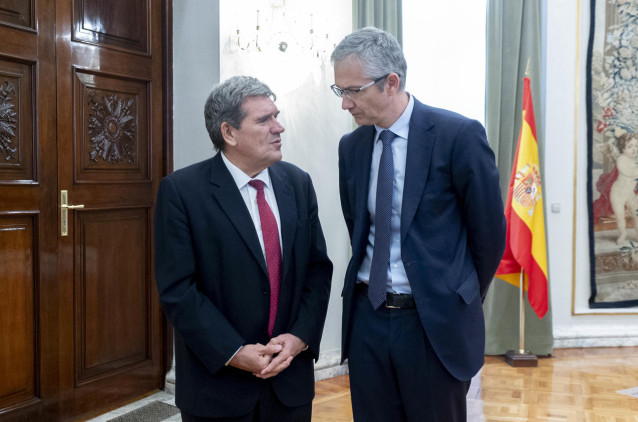 El gobernador del Banco de España, José Luis Escrivá (i),  y el exgobernador Pablo Hernández de Cos (d) durante la ceremonia de toma de posesión de su cargo, en el Banco de España, a 24 de septiembre de 2024, en Madrid (España).