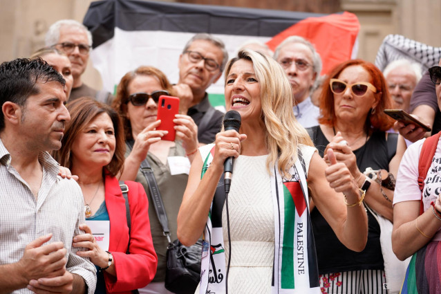 Archivo - La líder de Sumar, Yolanda Díaz, durante un paseo electoral por el 9J en la Plaza de las Pasiegas, a 6 de junio de 2024 en Granada (Andalucía, España).