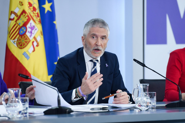 Archivo - El ministro del Interior, Fernando Grande-Marlaska, durante una rueda de prensa posterior a la reunión de un Consejo de Ministros extraordinario con motivo del 8M, en el Palacio de la Moncloa, a 8 de marzo de 2024, en Madrid (España).