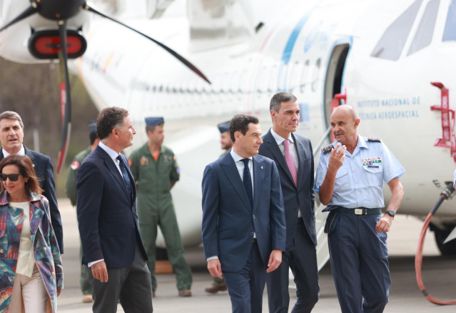 El presidente del Gobierno, Pedro Sánchez, y el presidente de la Junta de Andalucía, Juanma Moreno, este martes con motivo de la inauguración del Centro de Ensayos de Sistemas Aéreos no Tripulados (CEUS) de Moguer (Huelva)
