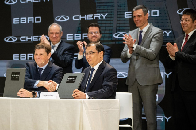 Archivo - (I-D) En la primera fila, el CEO de Ebro, Pedro Calef; y el vicepresidente internacional de Chery, Guibing Zhang.