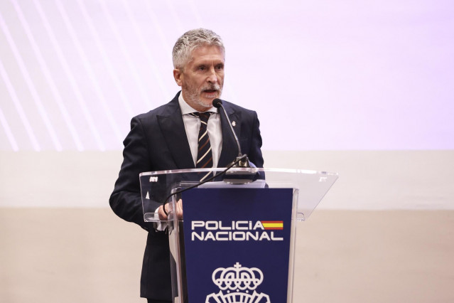 El ministro del Interior, Fernando Grande-Marlaska, interviene durante la entrega de los Premios de Periodismo y Valores Humanos 2024 que concede la Fundación Policía Española, a 1 de Octubre de 2024 en Sevilla (Andalucía, España).
