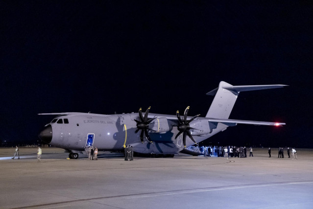 Archivo - EP- Selección fotos 2021: Varios afganos llegan a la Base Aérea de Torrejón de Ardoz, en el primer vuelo con refugiados afganos procedente de Islamabad a 11 de octubre de 2021, en Torrejón de Ardoz, Madrid (España). En este vuelo han viajado más