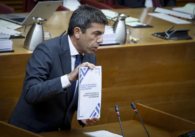 El 'president' Carlos Mazón muestra en Les Corts un documento de 56 motivos por los que la Comunitat 
