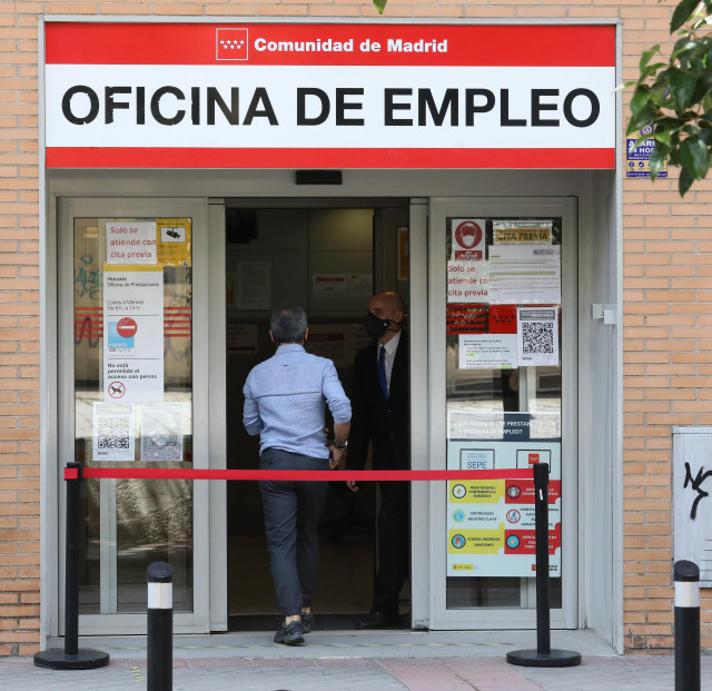 Archivo - Un hombre entra a una oficina del SEPE.