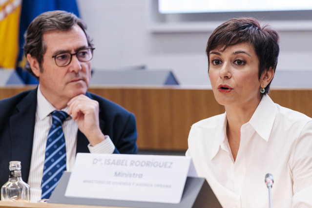 La ministra de Vivienda y Agenda Urbana, Isabel Rodríguez, y el presidente de CEOE, Antonio Garamendi, durante unas jornadas de CEOE sobre los préstamos ICO para la vivienda asequible, en la sede de CEOE, a 2 de octubre de 2024, en Madrid (España).