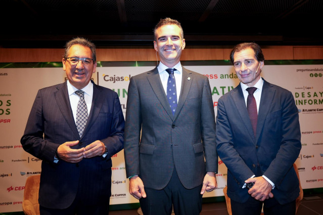 El consejero de Agricultura, Pesca, Agua y Desarrollo Rural, Ramón Fernández-Pacheceo; el presidente de la Fundación Cajasol, Antonio Pulido, y el delegado de Europa Press Andalucía, Francisco Morón.