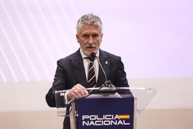 El ministro del Interior, Fernando Grande-Marlaska, interviene durante la entrega de los Premios de Periodismo y Valores Humanos 2024 que concede la Fundación Policía Española, a 1 de Octubre de 2024 en Sevilla (Andalucía, España).