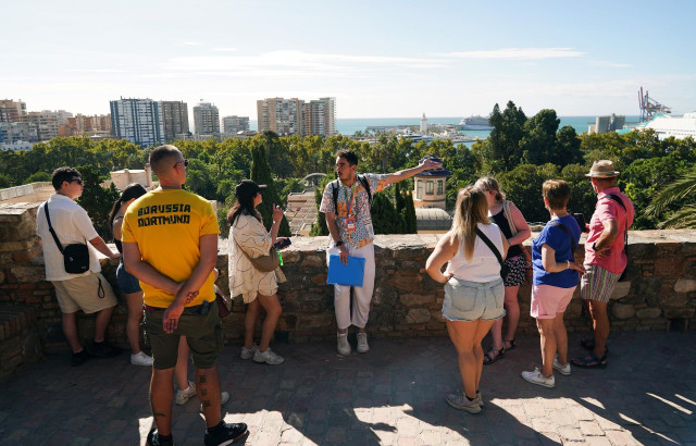 Turista visitando la ciudad. A 27 de septiembre de 2024, en Málaga (Andalucía, España).