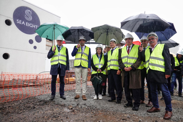 Visita del ministro de Agricultura, Pesca y Alimentación, Luis Planas, junto a otras autoridades, a las instalaciones de la planta de cría de lenguados Sea Eight, en el puerto gijonés de El Musel.