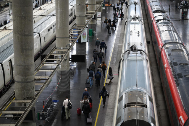 Archivo - Varios viajeros durante la operación salida por el puente de mayo, en la Estación de Atocha, a 30 de abril de 2024, en Madrid (España).