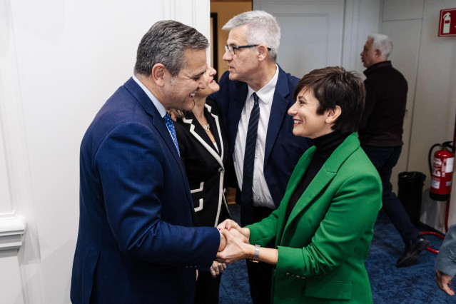 Archivo - El consejero de Vivienda, Transportes e infraestructuras, Jorge Rodrigo (1i), y la ministra de Vivienda y Agenda Urbana, Isabel Rodríguez (1d), se saludan a su llegada a una reunión, a 18 de enero de 2024, en Madrid (España).