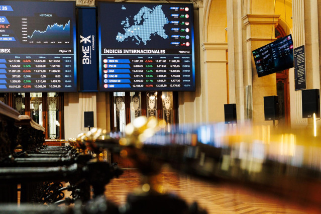Paneles de índices Internacionales en el Palacio de la Bolsa de Madrid, a 30 de septiembre de 2024, en Madrid (España).