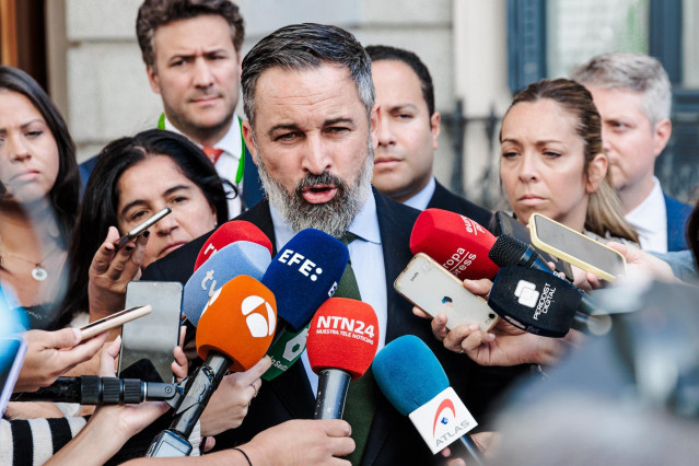 El líder de VOX, Santiago Abascal, ofrece declaraciones a los medios tras mantener una reunión con el líder opositor venezolano, en el Congreso de los Diputados, a 30 de septiembre de 2024, en Madrid (España).