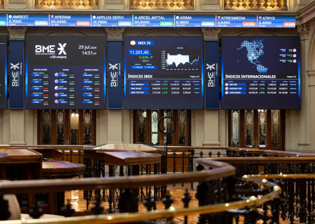 Archivo - Un panel del Ibex 35, en el Palacio de la Bolsa, a 29 de julio de 2024, en Madrid (España).