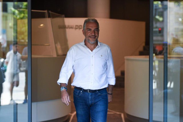 Archivo - El vicesecretario de Coordinación Autonómica y Local y Análisis Electoral del PP, Elías Bendodo, a su llegada a la sede del PP, a 14 de agosto de 2024, en Madrid (España). Bendodo ha analizado la actualidad política.