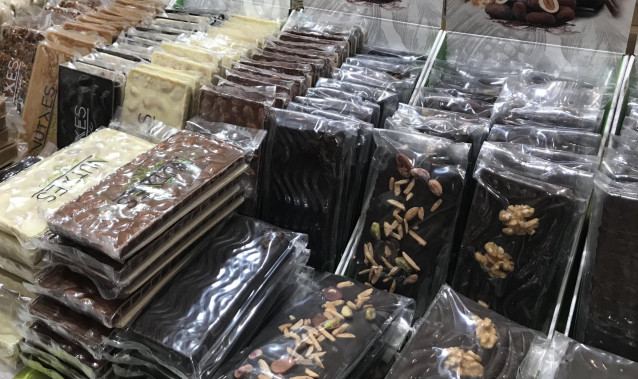 Archivo - Tabletas de chocolate apiladas en envase transparente y con frutos secos