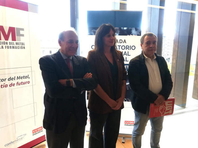 José Miguel Guerrero, presidente de la Confederación Española de Organizaciones Empresariales del Sector del Metal (Confemetal); Garbiñe Espejo, secretaria general de CCOO de Industria; y Mariano Hoya, secretario general de la Federación de Industria, Con